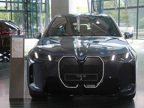BMW iX 408 л.с. 2026